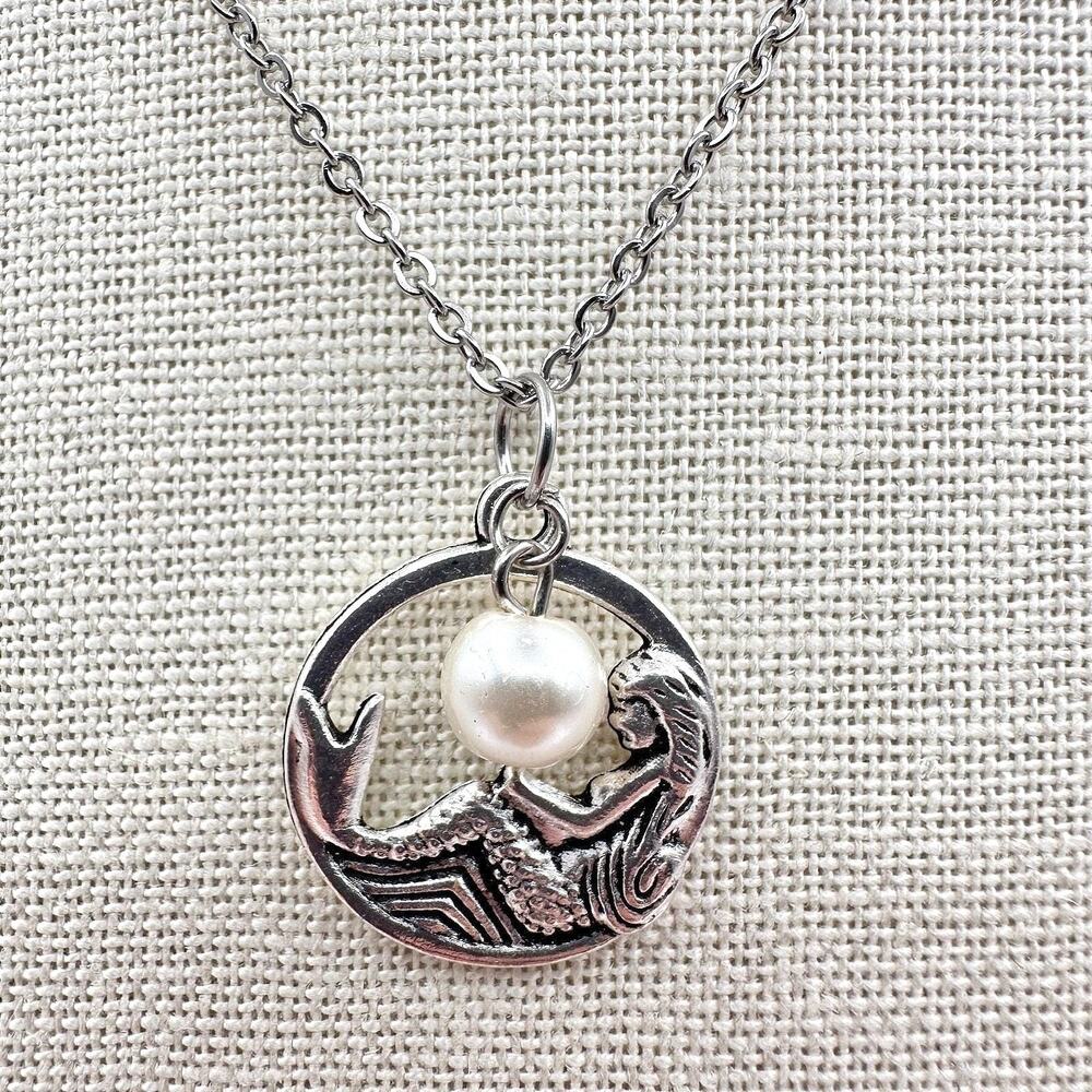 Vintage 90s Silver Tone Mermaid Circle Pendant Necklace Faux Pearl Charm Jewelry
